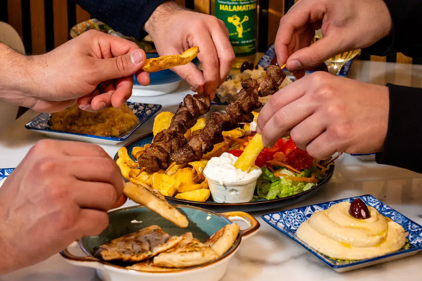Sparta Greek Food — Souvlaki e patatine condivisi al tavolo
