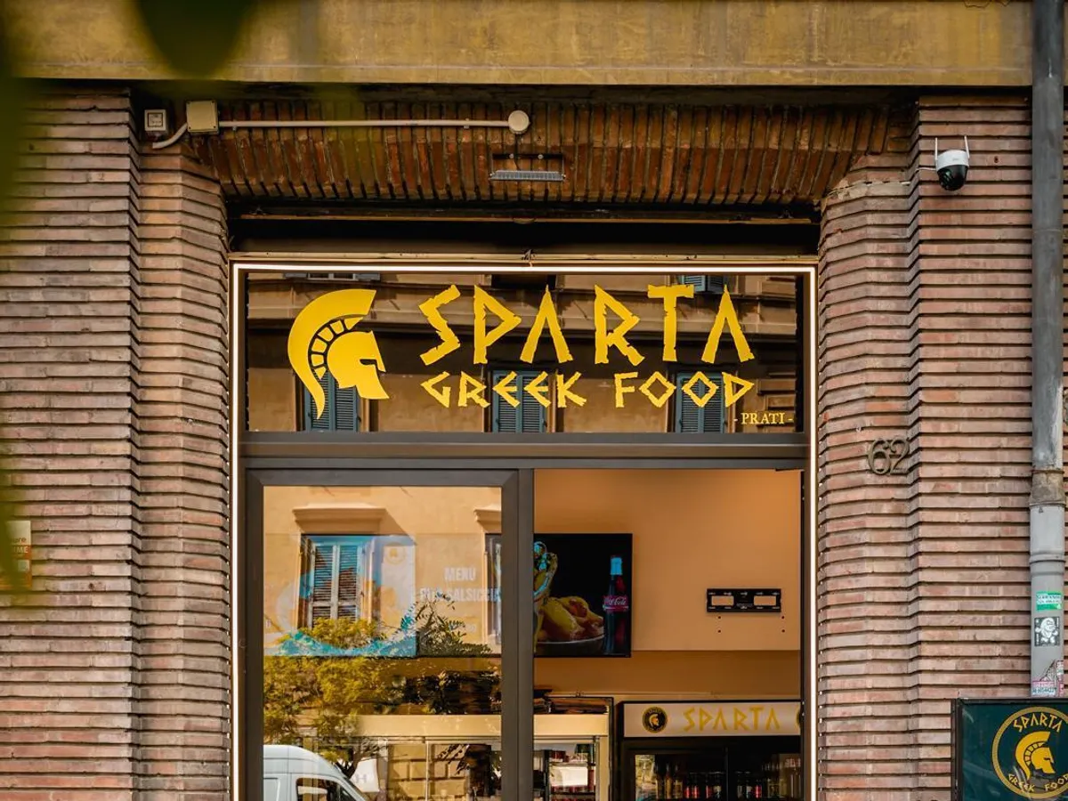 Insegna e ingresso Sparta Greek Food — zona Prati, Roma