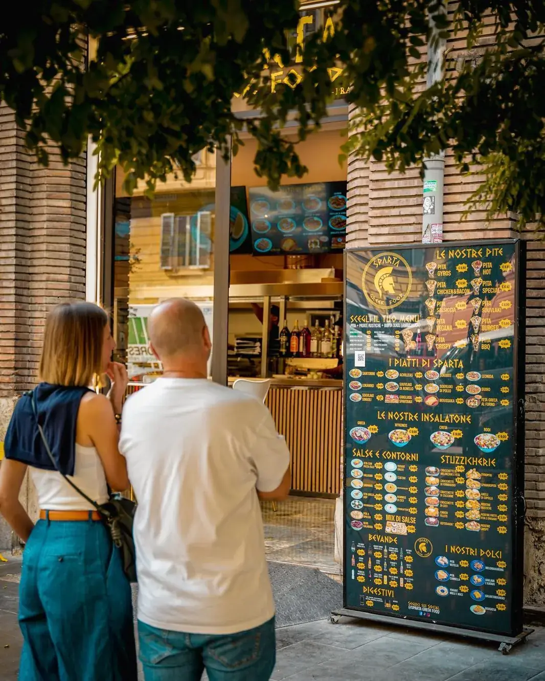 Clienti davanti al locale Sparta Greek Food in zona Prati, Roma